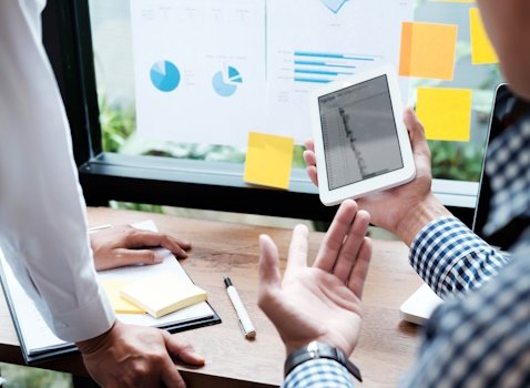 CRO Optimización tasas de conversión herramienta Data One equipo analizando panel