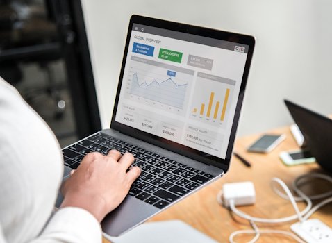 CRO Optimización tasas de conversión herramienta Data One mujer analizando resultados