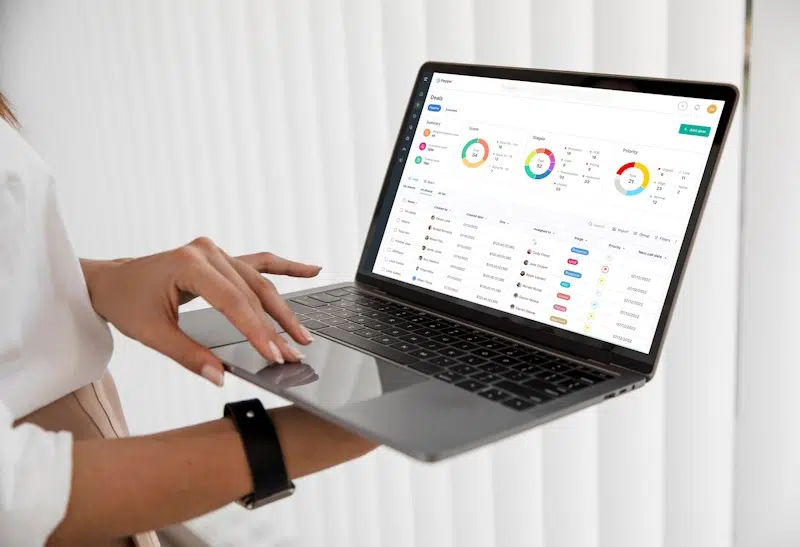 Herramienta de analítica web y CRO mujer con ordenador