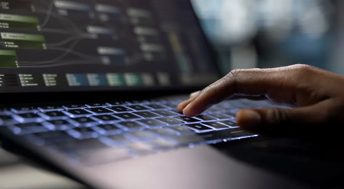 auditar Google Tag Manager GTM con LG Data One hombre monitorizando