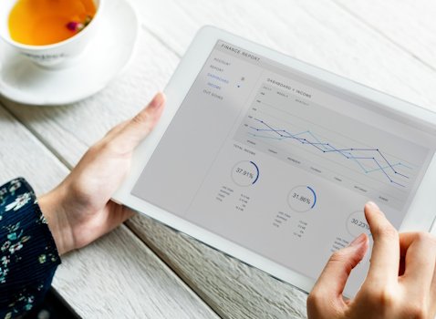 auditar Google Tag Manager GTM con LG Data One mujer viendo datos