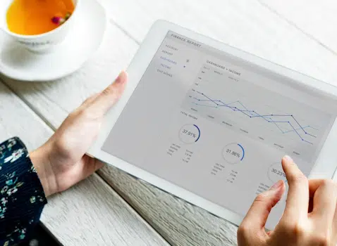 auditar Google Tag Manager GTM con LG Data One mujer viendo datos