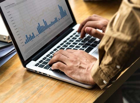 auditar ga4 con LG Data One hombre analizando gráficos