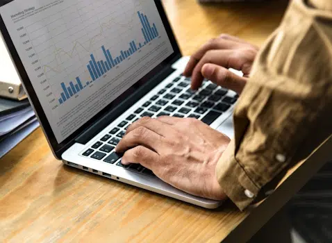 auditar ga4 con LG Data One hombre analizando gráficos