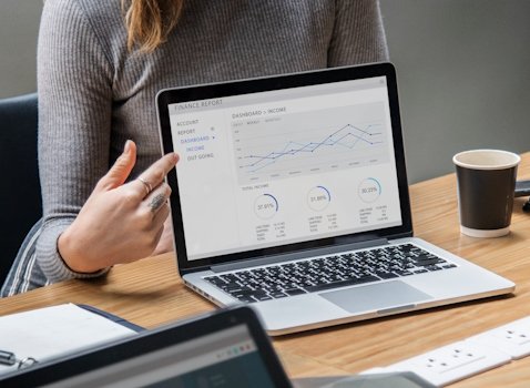 auditar ga4 con LG Data One mujer presentando