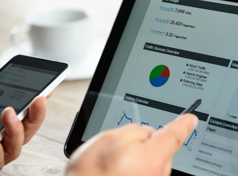 auditar ga4 con LG Data One señalando con mano pantalla