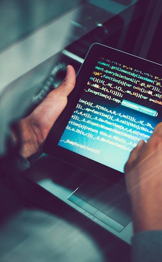 dataLayer checker Data One hombre con pantalla con datalayer