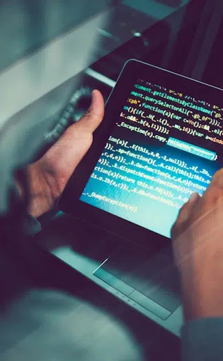dataLayer checker Data One hombre con pantalla con datalayer