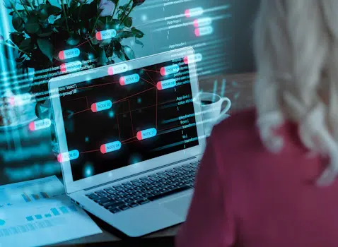 dataLayer checker Data One mujer configurando en ordenador