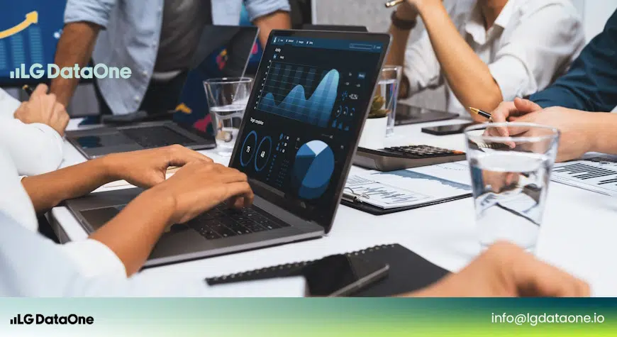 alternativas de Website Traffic Analyzer. Especialista analizando las estadísticas de tráfico web en su oficina