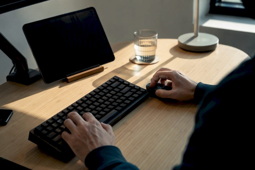 Manos usando un dispositivo en un entorno de automatización digital