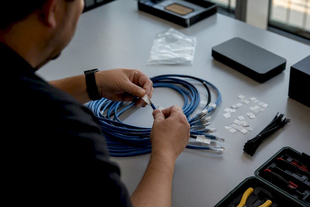 1787571646202 Hands auditing data tags on technical desk Modelado de conversiones: qué es y cómo aplicarlo hoy mismo LG DATAONE 1 Manos revisando etiquetas de datos en un escritorio técnico