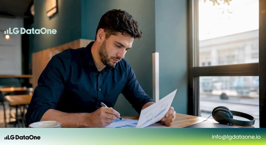 Alternativas a Nitida para analitica y CRO digital Alternativas a Nitida para analítica y CRO digital LG DATAONE 1 Alternativas a Nitida para analítica y CRO digital. Especialista digital analizando informes impresos sobre métricas en su puesto de trabajo
