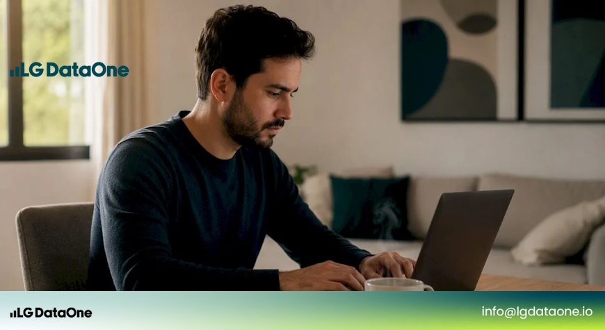 UTM en redes sociales 1 UTM en redes sociales: guía práctica para GA4 LG DATAONE 1 Manos ingresando parámetros UTM en el portátil. UTM en redes sociales